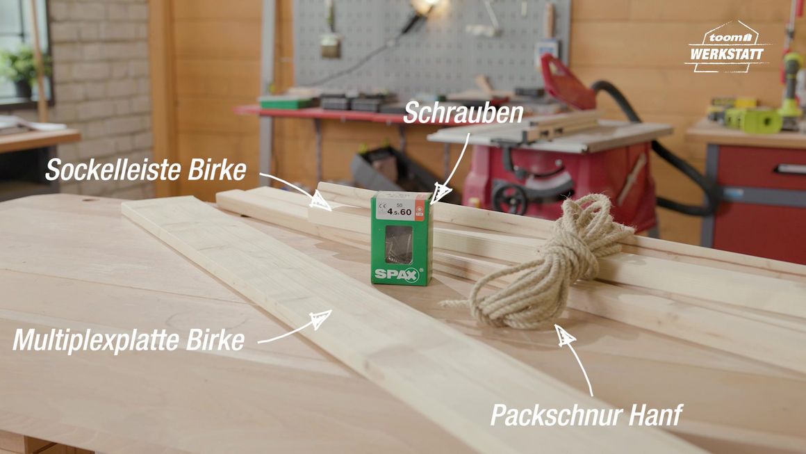 Holz, Schrauben und Paketschnur auf einer Werkbank.