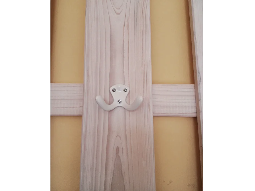 Doppelgarderobenhaken aus Porzellan an Holzbrett