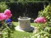 Steingarten mit Brunnen und Blumen