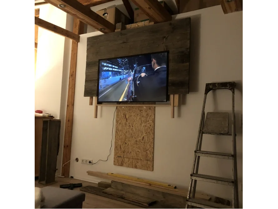 Fernseher an Wand mit Holzrahmen