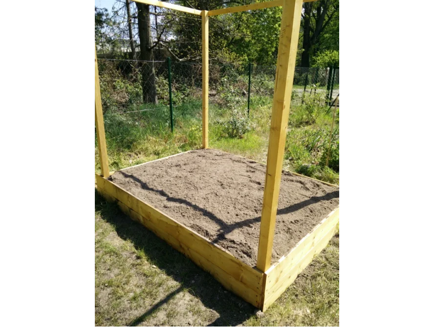 Erhöhtes Gartenbeet aus Holz mit Rankhilfe