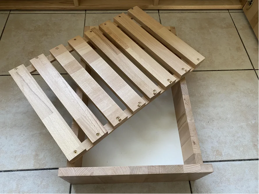 Offene Holzschublade mit Einlegeboden