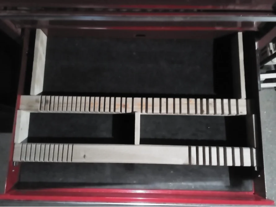 Werkzeugkasten mit Holzeinteilung