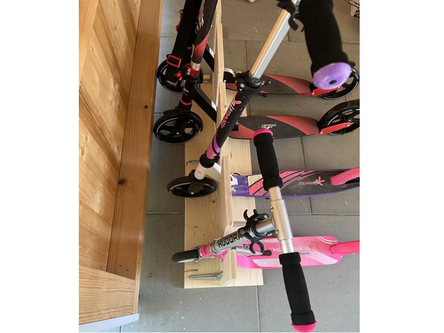 Holzständer für drei Roller