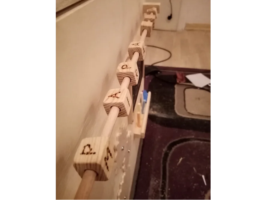 Holzdübel mit Buchstaben