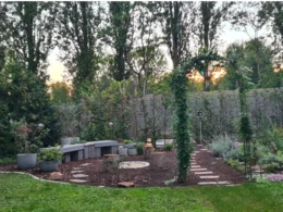 Garten mit Sitzecke und Rosenbogen