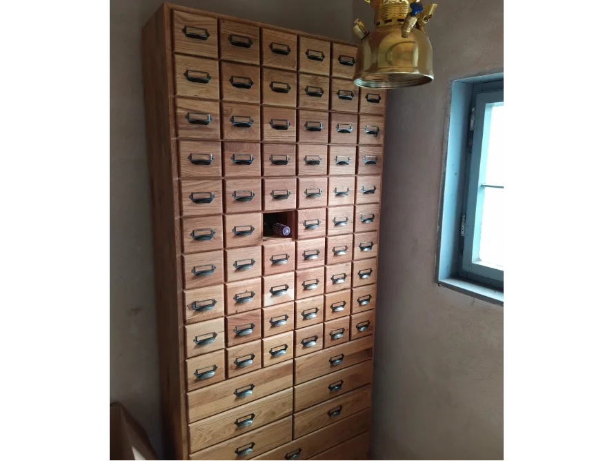 Holzschrank mit vielen Schubladen
