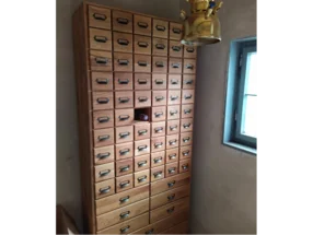 Holzschrank mit vielen Schubladen