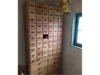 Holzschrank mit vielen Schubladen