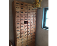 Holzschrank mit vielen Schubladen