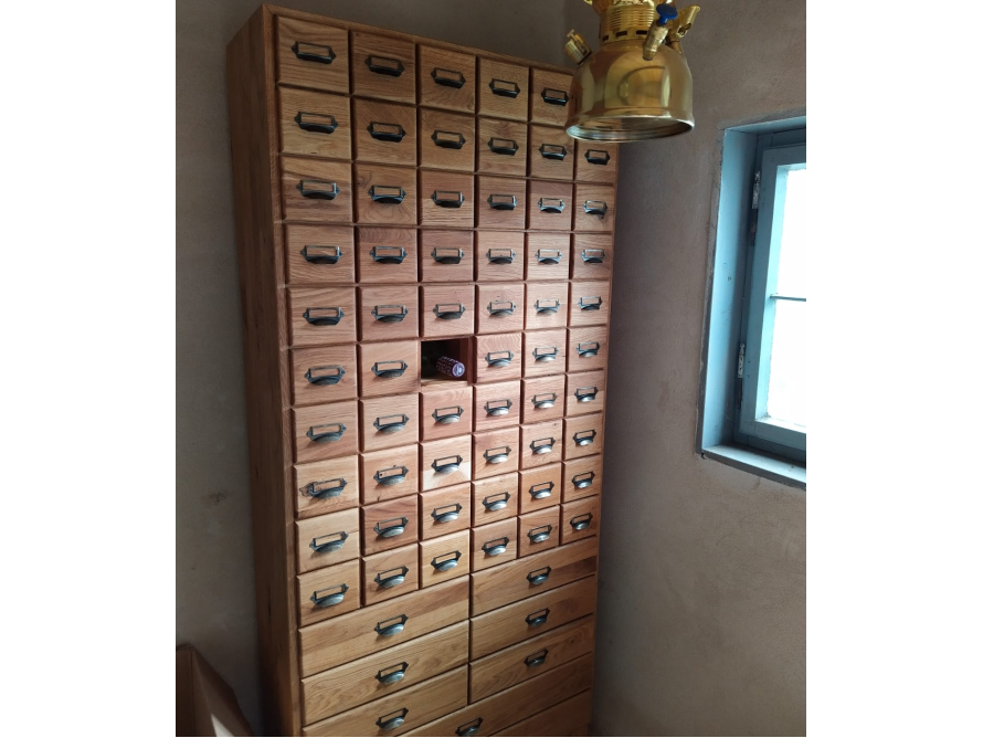 Holzschrank mit vielen Schubladen