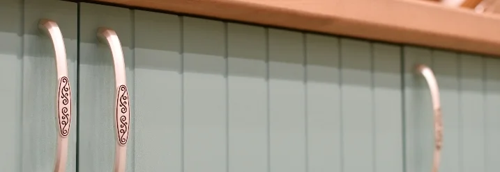 Helle Küchenschränke mit silbernen Griffen