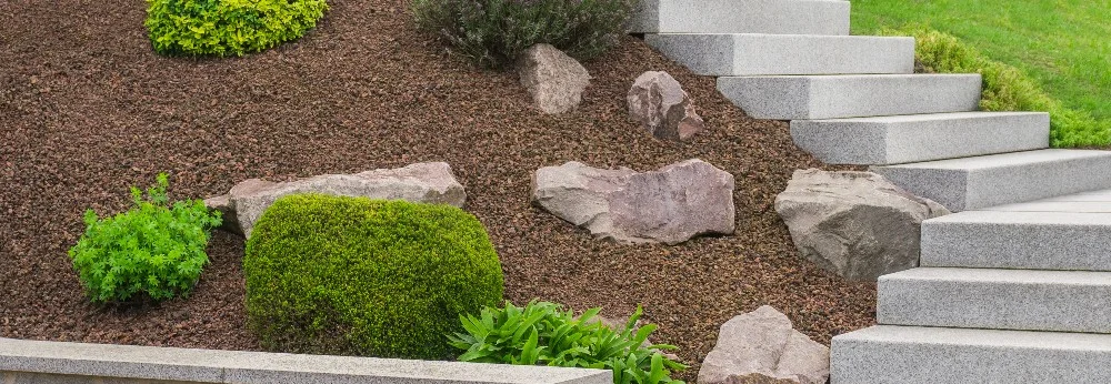 Steingarten mit Steintreppe