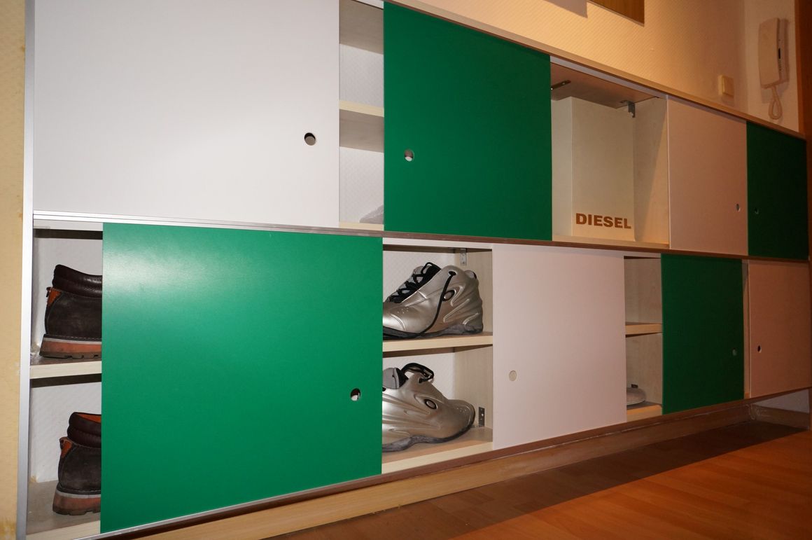 Grüner und weißer Schuhschrank mit Schuhen