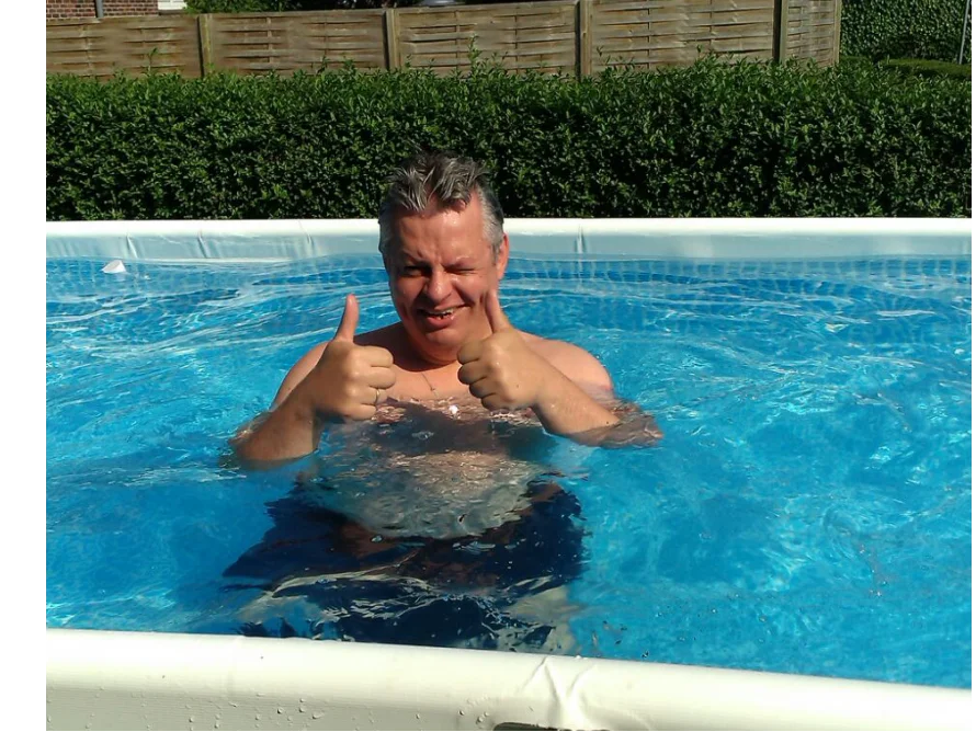 Person im Pool zeigt zwei Daumen hoch
