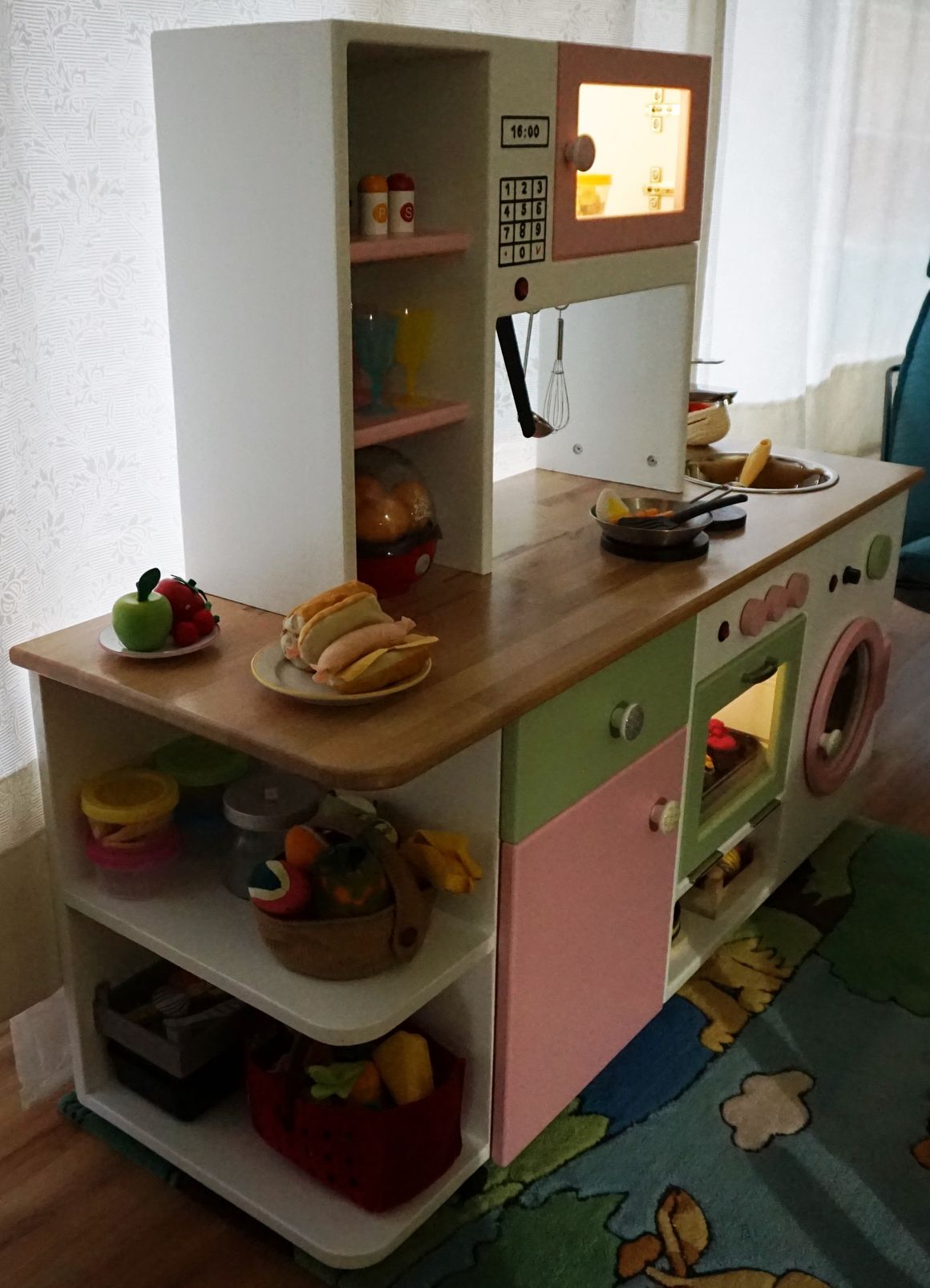 Spielzeugküche mit Spielzeugessen