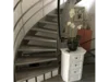 Gewendelte Treppe mit grauen Stufen