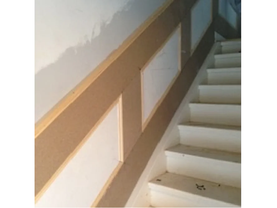 Treppe mit halbfertiger Wandverkleidung