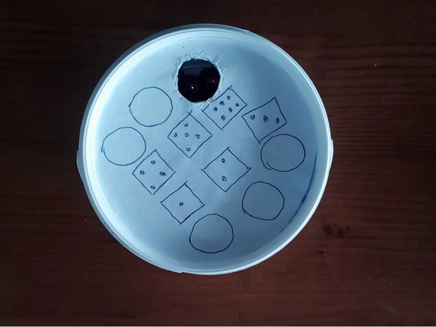 Spiel mit Würfeln und Löchern