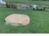 Sandkasten mit Holzumrandung im Garten