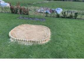 Sandkasten mit Holzumrandung im Garten