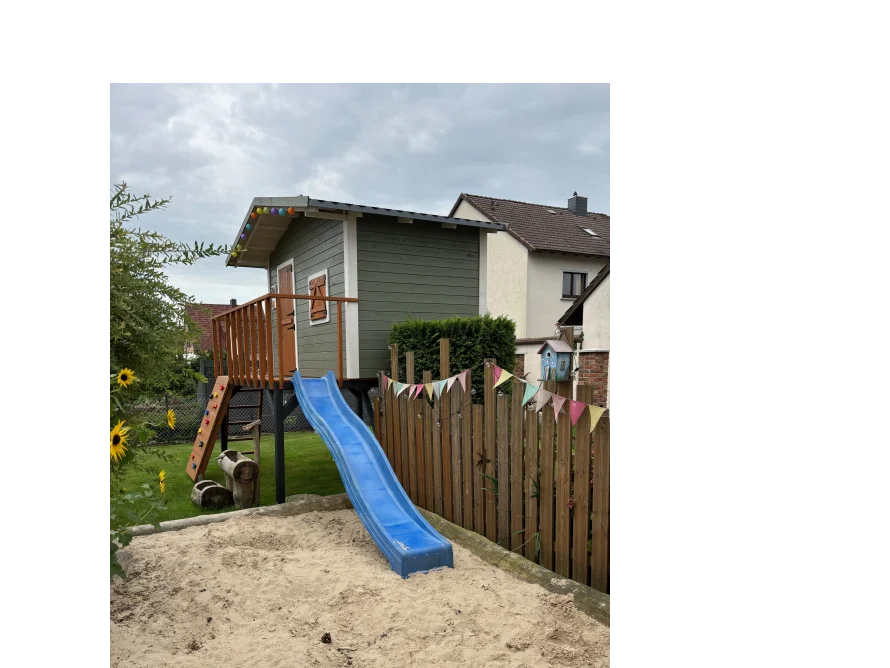 Spielhaus mit Rutsche im Garten