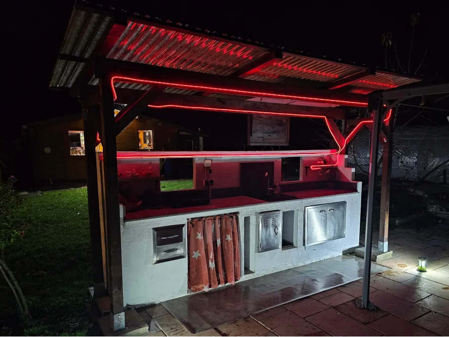 Außenküche bei Nacht mit roter Beleuchtung