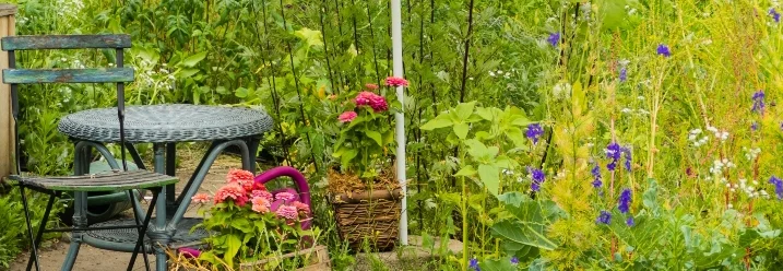Tisch und Stuhl im Garten