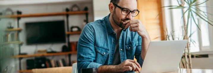 Person mit Laptop am Tisch