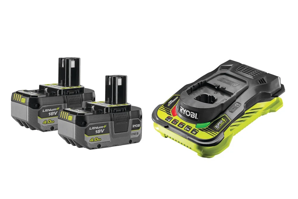 Zwei Akkus und ein Ladegerät