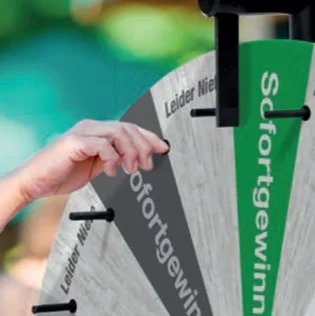 Person dreht Glücksrad