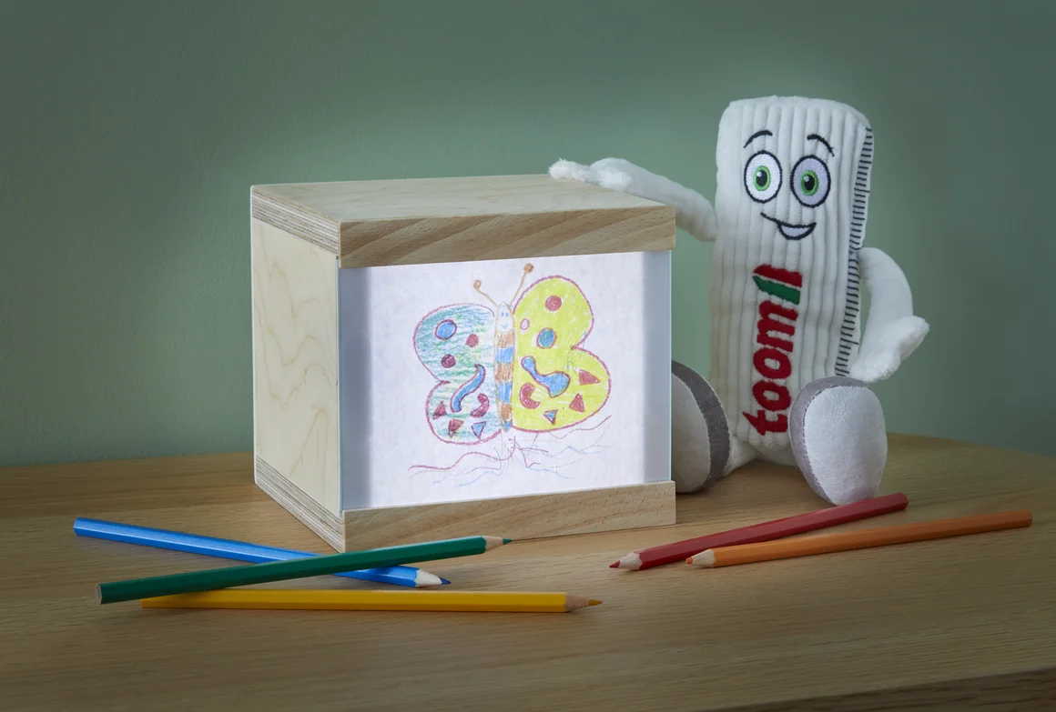 Holzkasten mit Kinderzeichnung