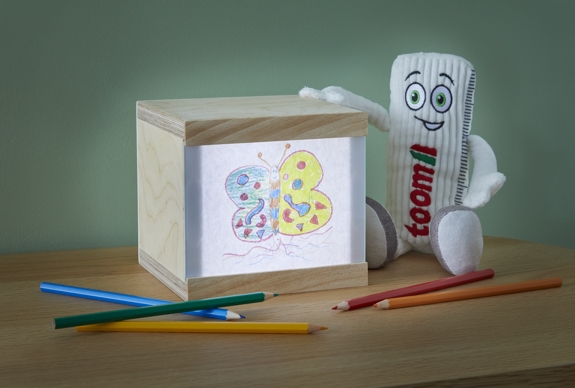 Holzkasten mit Kinderzeichnung