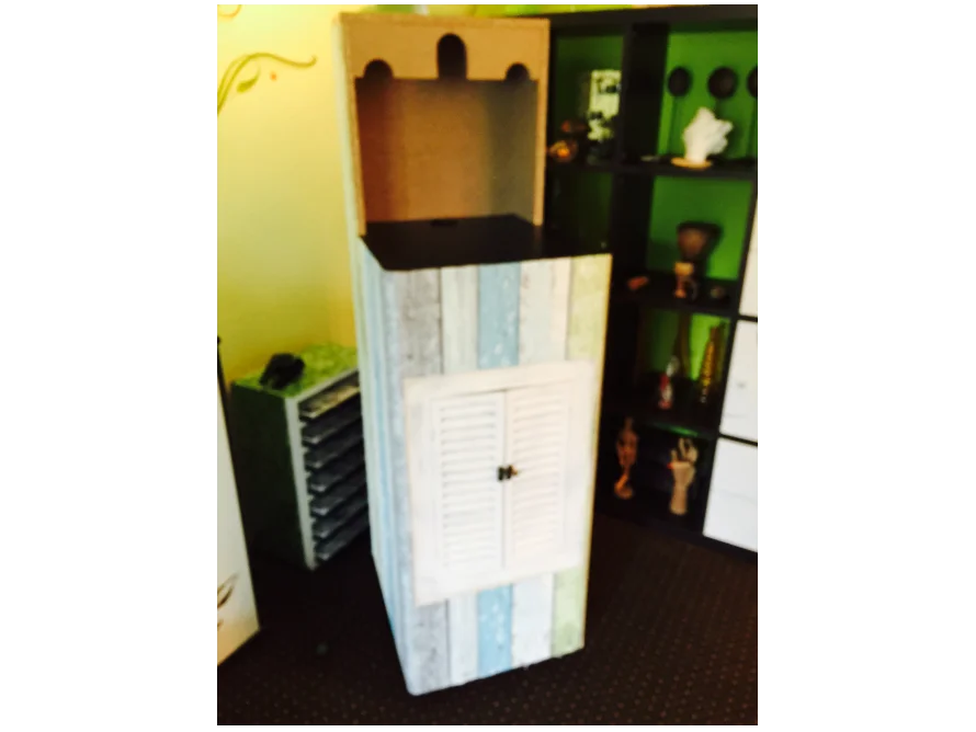 Holzschrank mit Verschalung und Klappe