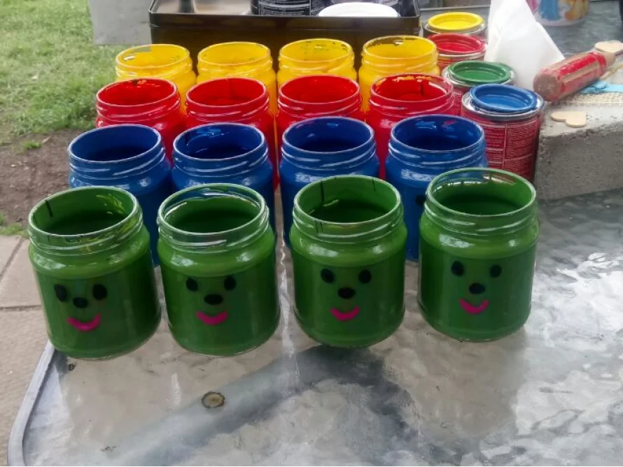 Bemalte Gläser mit Gesichtern