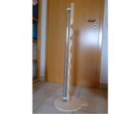 Holzkonstruktion mit Metallstange