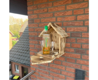 Ein aus Holz gefertigter Getränkeschrank für die Wand.
