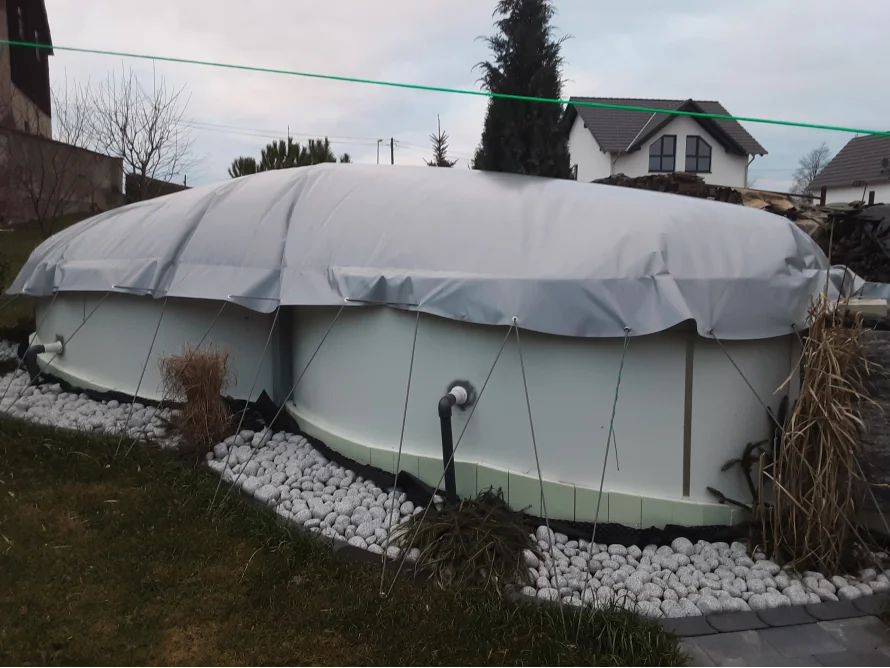 Abgedeckter Pool im Garten