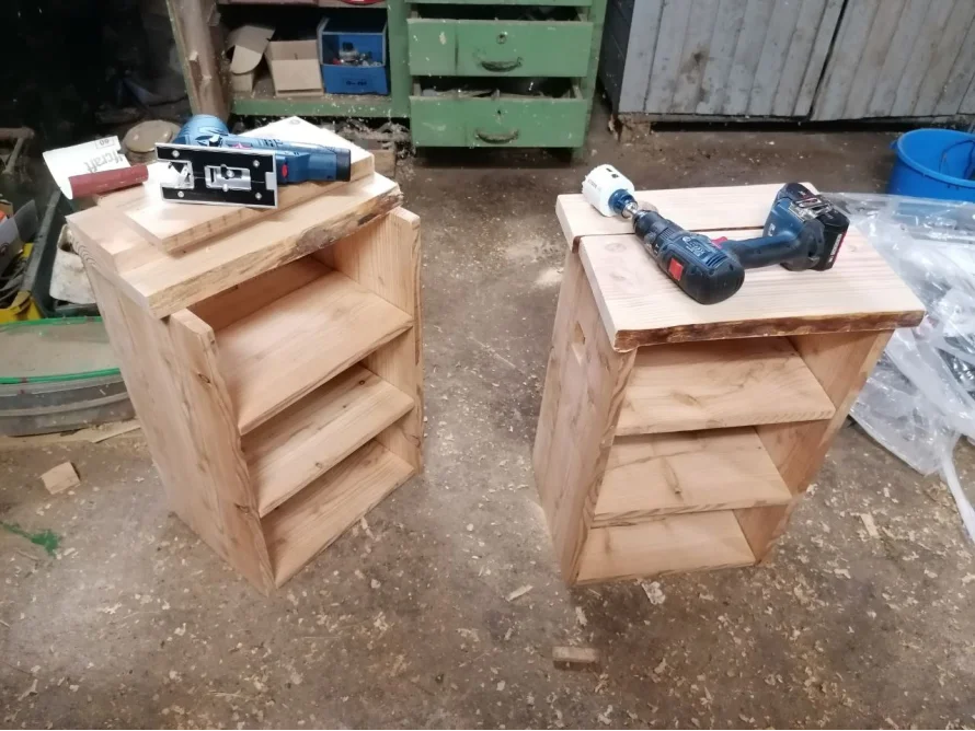 Zwei Holzregale mit Stichsäge und Bohrer