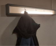 Garderobe mit Beleuchtung an Wand