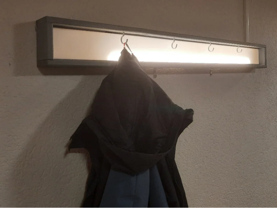 Garderobe mit Beleuchtung an Wand