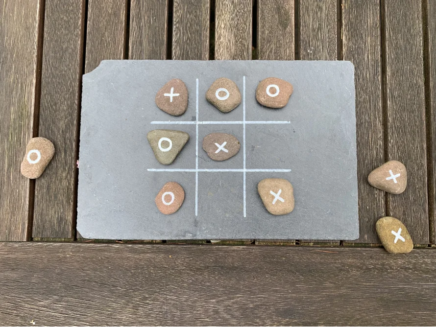 Tic-Tac-Toe Spiel mit Steinen