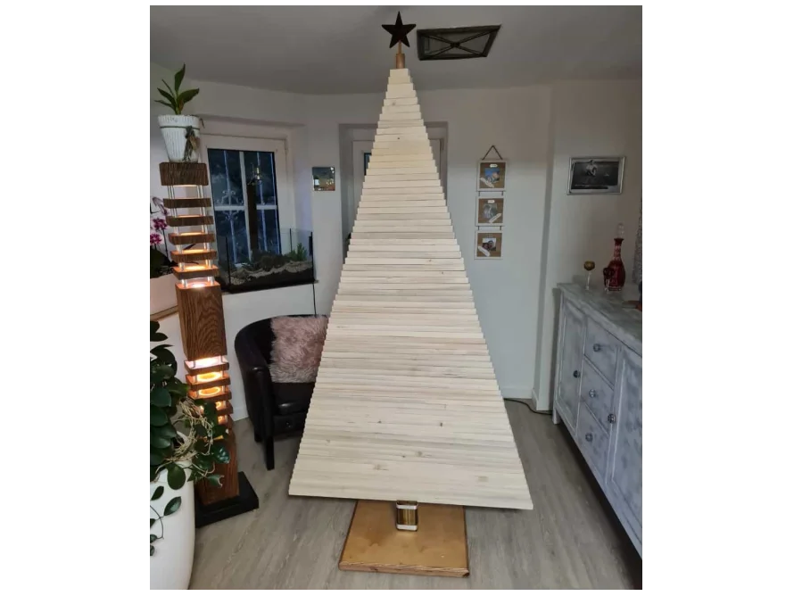 Holzpaletten bilden einen Weihnachtsbaum