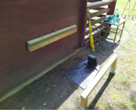 Holzbalken an Holzwand montiert
