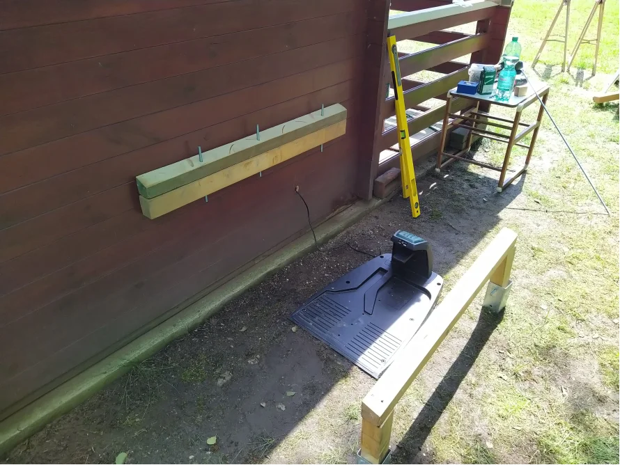 Holzbalken an Holzwand montiert