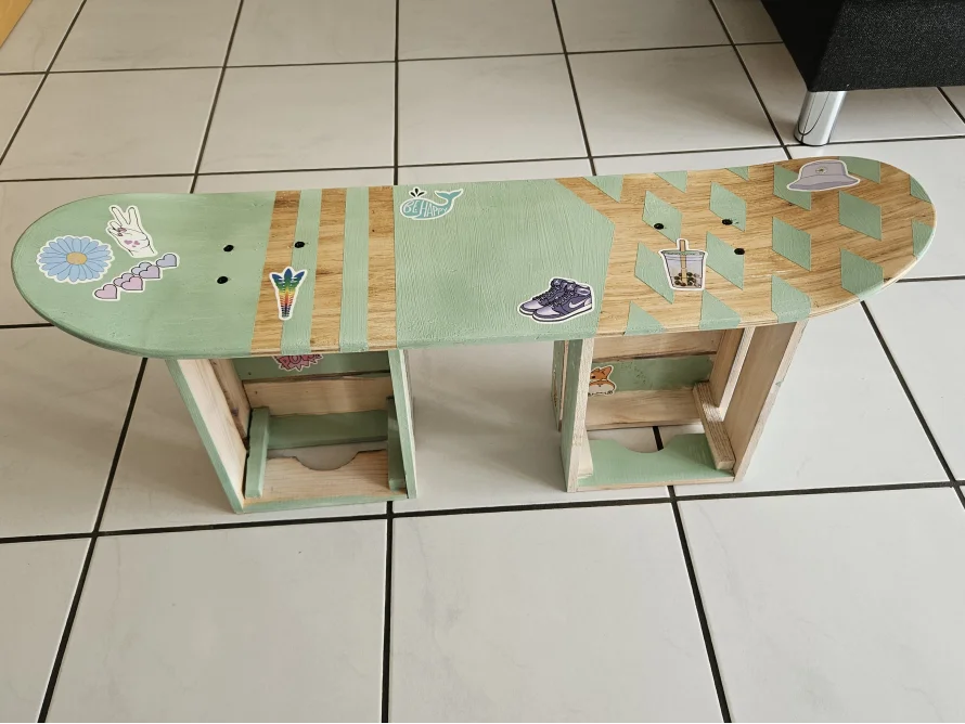 Hocker im Skateboard-Design