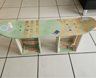Hocker im Skateboard-Design