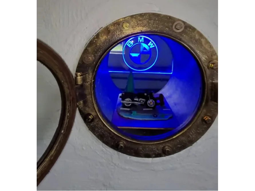 beleuchteter Wandsafe mit Modellauto und BMW Logo