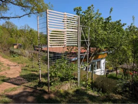 Holzgerüst im Garten