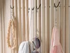 Garderobe aus Holzlatten mit Accessoires
